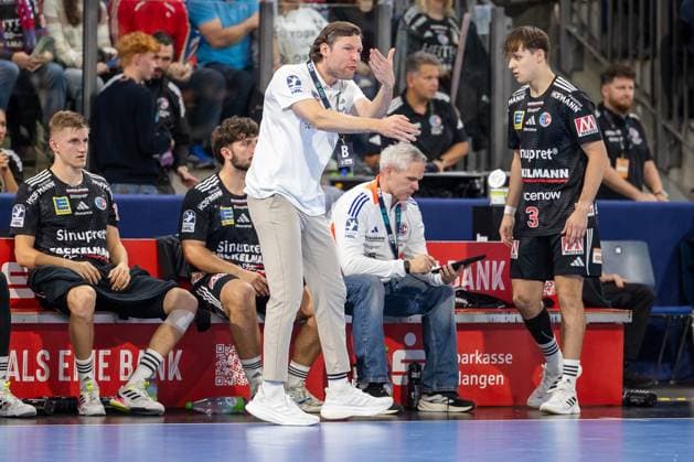 Johannes Sellin HC Erlangen, Head Coach drives his team, shout, scream, Viggo Kristjansson HC Erlangen, 73 Lars Genz HC Erlangen, 03 HC Erlangen vs Fuechse Berlin, Handball, 1 Handball Bundesliga, Season 2025 2026, Matchday 7, 04 10 2025 HC Erlangen vs Fuechse Berlin, Handball, 1 Handball Bundesliga, Season 2025 2026, Matchday 7, 04 10 2025 Nuernberg Copyright: xEibner-Pressefoto ArdanxFuessmanx EP_AFN