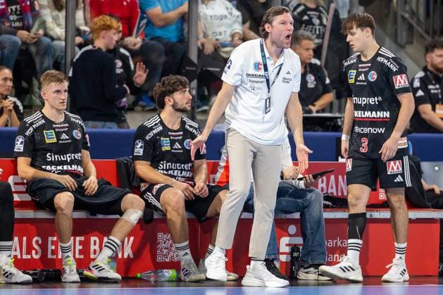 Johannes Sellin HC Erlangen, Head Coach drives his team, shout, scream, Viggo Kristjansson HC Erlangen, 73 Lars Genz HC Erlangen, 03 HC Erlangen vs Fuechse Berlin, Handball, 1 Handball Bundesliga, Season 2025 2026, Matchday 7, 04 10 2025 HC Erlangen vs Fuechse Berlin, Handball, 1 Handball Bundesliga, Season 2025 2026, Matchday 7, 04 10 2025 Nuernberg Copyright: xEibner-Pressefoto ArdanxFuessmanx EP_AFN