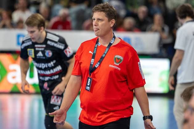 Nicolej Krickau Füchse Berlin, Head Coach ponders strategy against Erlangen HC Erlangen vs Fuechse Berlin, Handball, 1 Handball Bundesliga, Season 2025 2026, Matchday 7, 04 10 2025 HC Erlangen vs Fuechse Berlin, Handball, 1 Handball Bundesliga, Season 2025 2026, Matchday 7, 04 10 2025 Nuremberg Copyright: xEibner-Pressefoto ArdanxFuessmanx EP_AFN