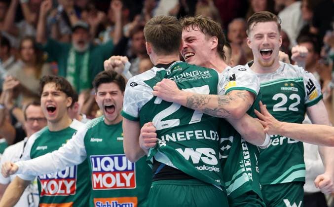 BAU 04 10 2025 Göppingen Handball Frisch Auf Göppingen vs TSV Hannover Burgdorf, Göppingen celebrating victory, Victor Klöve Göppingen, center hugs Oskar Sunnefeldt Göppingen