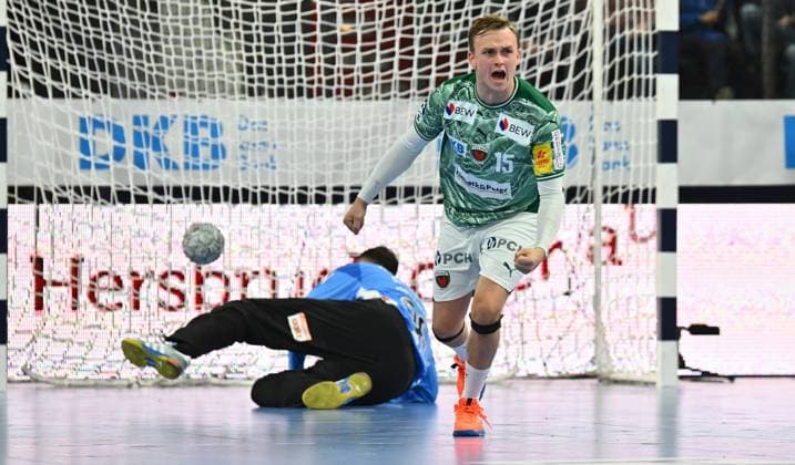 04 10 2025 Handball 1 Bundesliga DAIKIN HBL Season 2025 2026 07 Matchday HC Erlangen Metropolregion Nuremberg HCE Füchse Berlin xwoxzix Tobias Schjolberg Grondahl 15, Füchse Berlin clenches fist fists goal celebration jubilation joy