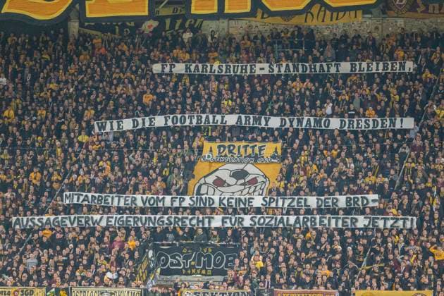 04 10 2025, xomx, Soccer 2 Bundesliga, Dynamo Dresden Karlsruher SC v l Protest SGD K Block Ultras DFL DFB REGULATIONS PROHIBIT ANY USE OF PHOTOGRAPHS as IMAGE SEQUENCES and or QUASI VIDEO Dresden