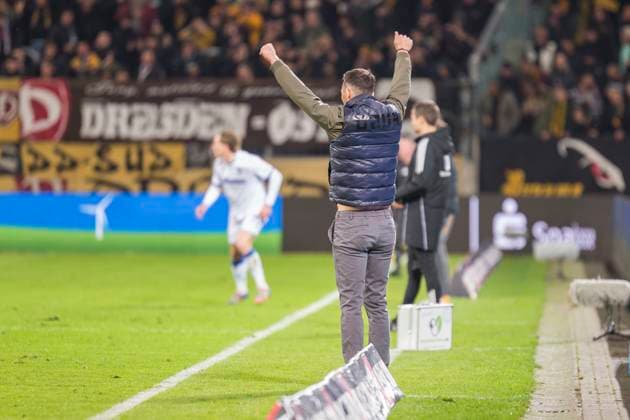 04 10 2025, xomx, Fußball 2 Bundesliga, Dynamo Dresden Karlsruher SC v l Christian Eichner Karlsruher SC Trainer jubelt DFL DFB REGULATIONS PROHIBIT ANY USE OF PHOTOGRAPHS as IMAGE SEQUENCES and or QUASI VIDEO Dresden
