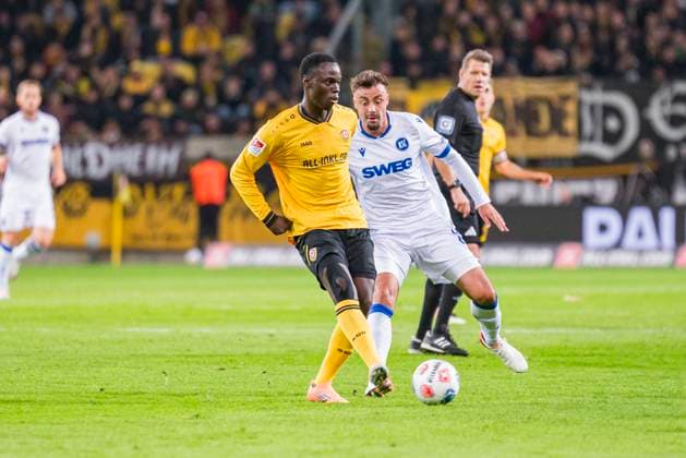 04 10 2025, xomx, Soccer 2 Bundesliga, Dynamo Dresden Karlsruher SC v l Kofi Amoako Dynamo Dresden and Philipp Förster Karlsruher SC in a duel on the ball DFL DFB REGULATIONS PROHIBIT ANY USE OF PHOTOGRAPHS as IMAGE SEQUENCES and or QUASI VIDEO Dresden