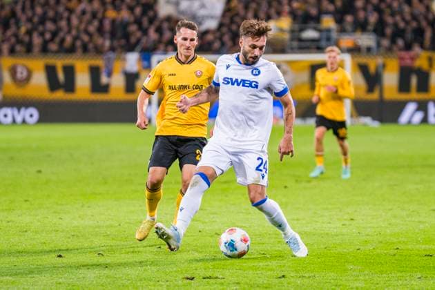 04 10 2025, xomx, Soccer 2 Bundesliga, Dynamo Dresden Karlsruher SC v l Fabian Schleusener Karlsruher SC am Ball DFL DFB REGULATIONS PROHIBIT ANY USE OF PHOTOGRAPHS as IMAGE SEQUENCES and or QUASI VIDEO Dresden