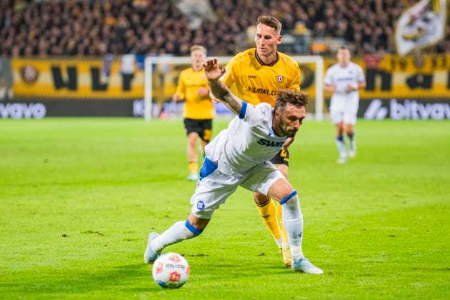04 10 2025, xomx, Soccer 2 Bundesliga, Dynamo Dresden Karlsruher SC v l Fabian Schleusener Karlsruher SC and Konrad Faber Dynamo Dresden in a duel on the ball DFL DFB REGULATIONS PROHIBIT ANY USE OF PHOTOGRAPHS as IMAGE SEQUENCES and or QUASI VIDEO Dresden