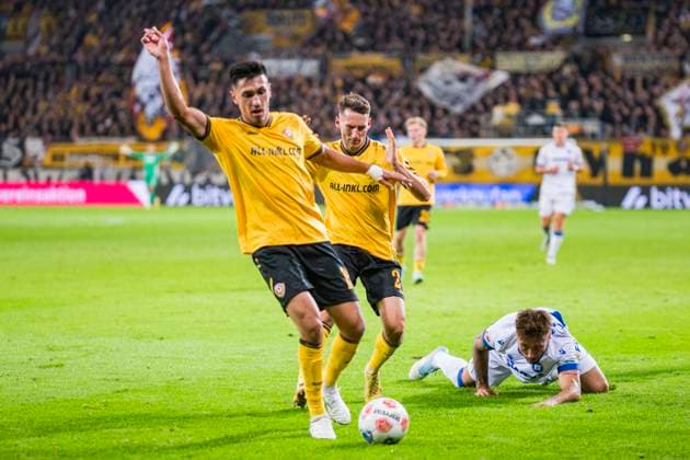 04 10 2025, xomx, Soccer 2 Bundesliga, Dynamo Dresden Karlsruher SC v l Fabian Schleusener Karlsruher SC and Konrad Faber Dynamo Dresden in a duel on the ball DFL DFB REGULATIONS PROHIBIT ANY USE OF PHOTOGRAPHS as IMAGE SEQUENCES and or QUASI VIDEO Dresden
