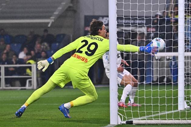 Sport Bilder des Tages October 4, 2025, Bergamo, Lombardia: Como™s Maximo Perrone Rodgriguez scores the goal 1-1 during the Italian Serie A soccer match Atalanta BC vs Como 1907 at the New Balance Arena in Bergamo, Italy, 4 October 2025..ANSA MICHELE MARAVIGLIA. Soccer: Serie A; Atalanta-Como  - ZUMAa110 20251004_zaf_a110_063 Copyright: xMichelexMaravigliax