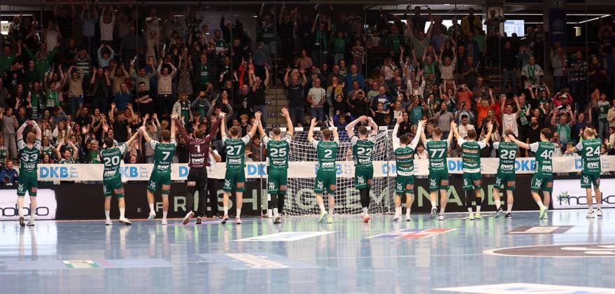 BAU 04 10 2025 Göppingen Handball Frisch Auf Göppingen vs TSV Hannover Burgdorf, the Göppingen team cheers with the fans