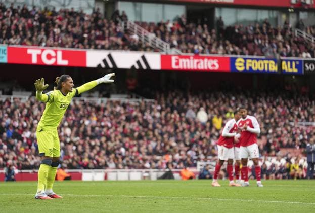 West Ham goalkeeper Alphonse Areola Arsenal v West Ham United, Premier League, Football, Emirates Stadium, London, UK - 04 Oct 2025London Emirates Stadium United Kingdom EDITORIAL USE ONLY No use with unauthorised audio, video, data, fixture lists, club league logos or live services. Online in-match use limited to 120 images, no video emulation. No use in betting, games or single club league player publications. Copyright: xJedxLeicester Shutterstockx 15515822ax