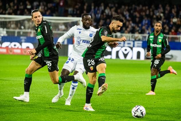 FOOTBALL : AJ Auxerre vs RC Lens - Ligue 1 - JournÃ e 7 - 04 10 2025 Adrien Thomasson (RC Lens) Elisha Owusu (AJ Auxerre) AuxerreFrance  Copyright: xBaptistexAutissierx