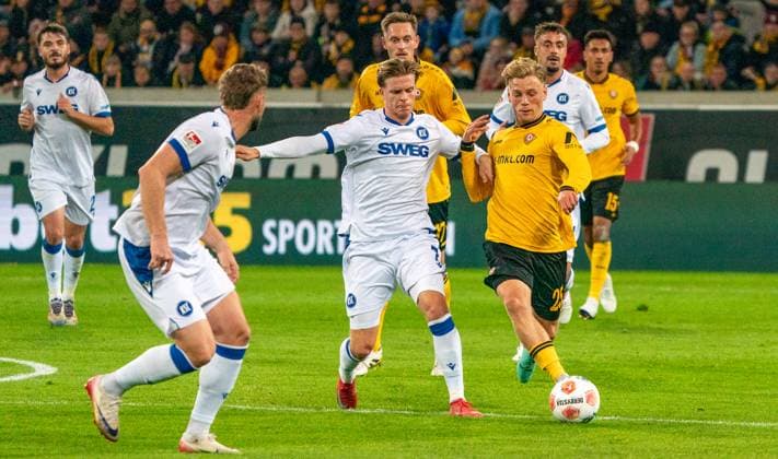4 10 2025, Soccer, GER, Men, 2 Bundesliga, DFL, Matchday 8, SG Dynamo Dresden Karlsruher SC, Jonas Oehmichen SG Dynamo Dresden, re vs Filip Bilbija SC Paderborn 07, 2 v re Dresden Rudolf Harbig Stadion Sachsen Germany