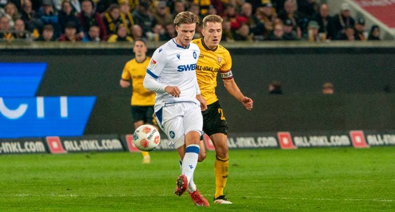 4 10 2025, Soccer, GER, Men, 2 Bundesliga, DFL, Matchday 8, SG Dynamo Dresden Karlsruher SC, Filip Bilbija SC Paderborn 07, left against Niklas Hauptmann SG Dynamo Dresden, right Dresden Rudolf Harbig Stadion Sachsen Germany