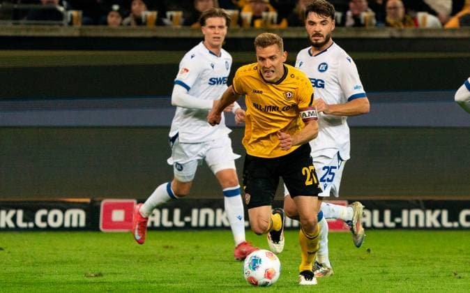 4 10 2025, Soccer, GER, Men, 2 Bundesliga, DFL, Matchday 8, SG Dynamo Dresden Karlsruher SC, Niklas Hauptmann SG Dynamo Dresden, Center vs Jesse Tugbenyo SC Paderborn 07, re Dresden Rudolf Harbig Stadium Saxony Germany