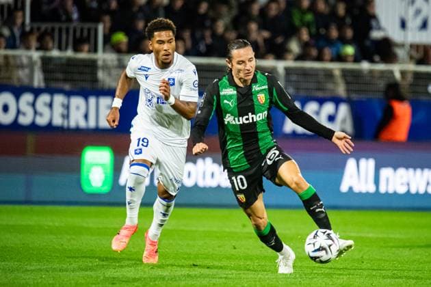 FOOTBALL : AJ Auxerre vs RC Lens - Ligue 1 - JournÃ e 7 - 04 10 2025 Florian Thauvin (RC Lens) Danny Namaso (AJ Auxerre) AuxerreFrance  Copyright: xBaptistexAutissierx