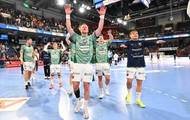 04 10 2025 Handball 1 Bundesliga DAIKIN HBL Season 2025 2026 07 Matchday HC Erlangen Metropolregion Nuremberg HCE Füchse Berlin xwoxzix Max Darj 5, Füchse Berlin and team Team cheering after the end of the match