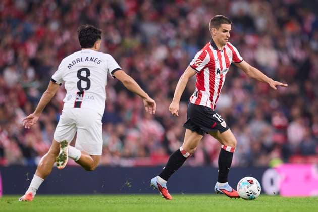 October 4, 2025, Bilbao, Vizcaya, SPAIN: Manu Morlanes of RCD Mallorca competes for the ball with Inigo Ruiz de Galarreta of Athletic Club during the LaLiga EA Sports match between Athletic Club and RCD Mallorca at San Mames on October 4, 2025, in Bilbao, Spain. Bilbao SPAIN - ZUMAa181 20251004_zaa_a181_248 Copyright: xRicardoxLarreinax