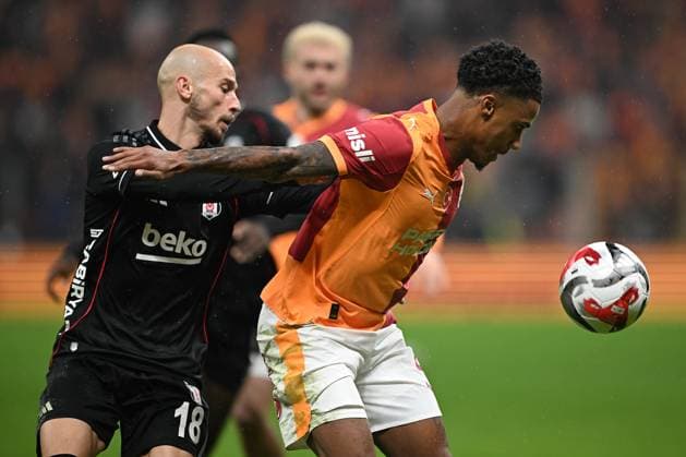 Galatasaray v Besiktas - Turkish Super Lig ISTANBUL, TURKIYE - OCTOBER 4: Ismail Jakobs (R) of Galatasaray in action against Vaclav Cerny (L) of Besiktas during Turkish Super Lig week 8 football match between Galatasaray and Besiktas at RAMS Park in Istanbul, Turkiye on October 4, 2025. Ahmet Okatali Anadolu Istanbul Turkey. Editorial use only. Please get in touch for any other usage.  Copyright: x2025xAnadoluxAhmetxOkatalix
