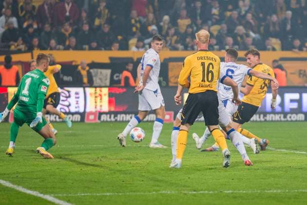 04 10 2025, xomx, Fußball 2 Bundesliga, Dynamo Dresden Karlsruher SC v l jubelt, Torjubel, Tor, Goal, Jubel, Freude, freuen zum 2 2 durch Christoph Daferner Dynamo Dresden DFL DFB REGULATIONS PROHIBIT ANY USE OF PHOTOGRAPHS as IMAGE SEQUENCES and or QUASI VIDEO Dresden