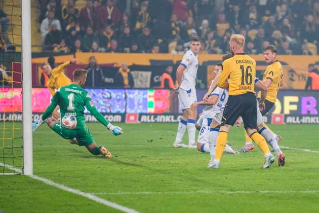 04 10 2025, xomx, Fußball 2 Bundesliga, Dynamo Dresden Karlsruher SC v l jubelt, Torjubel, Tor, Goal, Jubel, Freude, freuen zum 2 2 durch Christoph Daferner Dynamo Dresden DFL DFB REGULATIONS PROHIBIT ANY USE OF PHOTOGRAPHS as IMAGE SEQUENCES and or QUASI VIDEO Dresden