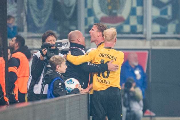 04 10 2025, xomx, Fußball 2 Bundesliga, Dynamo Dresden Karlsruher SC v l jubelt, Torjubel, Tor, Goal, Jubel, Freude, freuen zum 2 2 durch Christoph Daferner Dynamo Dresden DFL DFB REGULATIONS PROHIBIT ANY USE OF PHOTOGRAPHS as IMAGE SEQUENCES and or QUASI VIDEO Dresden