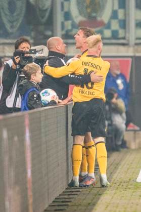04 10 2025, xomx, Fußball 2 Bundesliga, Dynamo Dresden Karlsruher SC v l jubelt, Torjubel, Tor, Goal, Jubel, Freude, freuen zum 2 2 durch Christoph Daferner Dynamo Dresden DFL DFB REGULATIONS PROHIBIT ANY USE OF PHOTOGRAPHS as IMAGE SEQUENCES and or QUASI VIDEO Dresden
