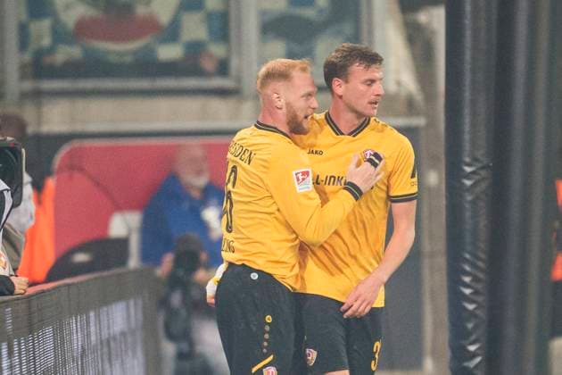 04 10 2025, xomx, Fußball 2 Bundesliga, Dynamo Dresden Karlsruher SC v l jubelt, Torjubel, Tor, Goal, Jubel, Freude, freuen zum 2 2 durch Christoph Daferner Dynamo Dresden DFL DFB REGULATIONS PROHIBIT ANY USE OF PHOTOGRAPHS as IMAGE SEQUENCES and or QUASI VIDEO Dresden