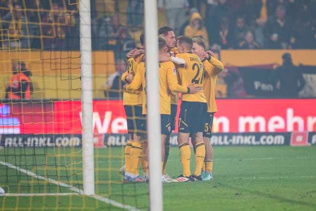 04 10 2025, xomx, Fußball 2 Bundesliga, Dynamo Dresden Karlsruher SC v l jubelt, Torjubel, Tor, Goal, Jubel, Freude, freuen zum 2 2 durch Christoph Daferner Dynamo Dresden DFL DFB REGULATIONS PROHIBIT ANY USE OF PHOTOGRAPHS as IMAGE SEQUENCES and or QUASI VIDEO Dresden