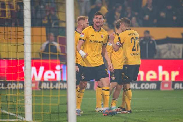 04 10 2025, xomx, Fußball 2 Bundesliga, Dynamo Dresden Karlsruher SC v l jubelt, Torjubel, Tor, Goal, Jubel, Freude, freuen zum 2 2 durch Christoph Daferner Dynamo Dresden DFL DFB REGULATIONS PROHIBIT ANY USE OF PHOTOGRAPHS as IMAGE SEQUENCES and or QUASI VIDEO Dresden