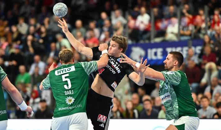 04 10 2025 Handball 1 Bundesliga DAIKIN HBL Season 2025 2026 07 Matchday HC Erlangen Metropolregion Nuremberg HCE Füchse Berlin xwoxzix Max Darj 5, Füchse Berlin Andri Mar Runarsson 4, HC Erlangen HCE Fabian Wiede 3, Füchse Berlin