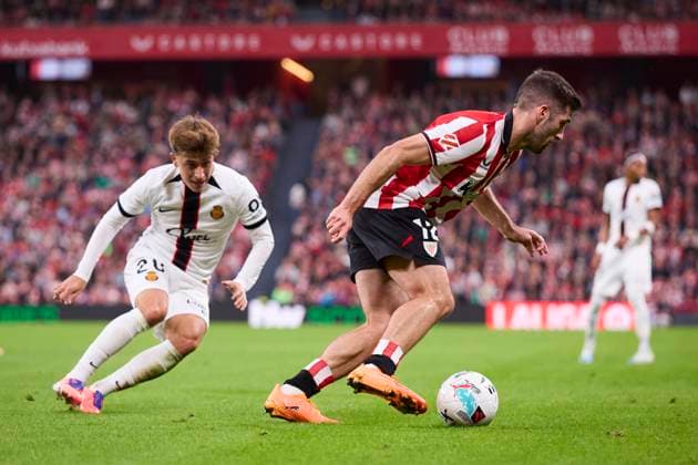 October 4, 2025, Bilbao, Vizcaya, SPAIN: Pablo Torre of RCD Mallorca competes for the ball with Jesus Areso of Athletic Club during the LaLiga EA Sports match between Athletic Club and RCD Mallorca at San Mames on October 4, 2025, in Bilbao, Spain. Bilbao SPAIN - ZUMAa181 20251004_zaa_a181_259 Copyright: xRicardoxLarreinax