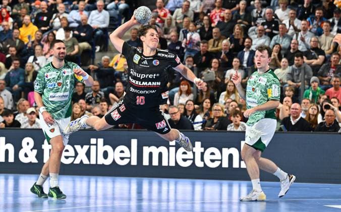 04 10 2025 Handball 1 Bundesliga DAIKIN HBL Season 2025 2026 07 Matchday HC Erlangen Metropolregion Nuremberg HCE Füchse Berlin xwoxzix Florian Scheerer 10, HC Erlangen HCE v Fabian Wiede 3, Füchse Berlin Hakun West av Teigum 34, Füchse Berlin