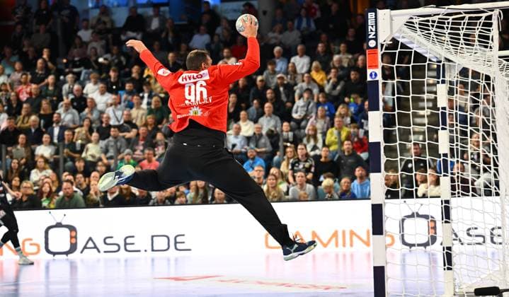 04 10 2025 Handball 1 Bundesliga DAIKIN HBL Season 2025 2026 07 Matchday HC Erlangen Metropolregion Nuremberg HCE Füchse Berlin xwoxzix Dejan Milosavljev 96, Füchse Berlin saves