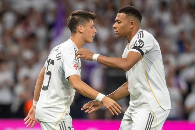 REAL MADRID CF v VILLARREAL CF. LA LIGA 2025 2026. ROUND 8. Real Madrid CF™s Arda Guler (l) and Kylian Mbappe during La Liga match. October 4, 2025. (ALTERPHOTOS Jorge Ropero)  Copyright: xJorgexRoperox