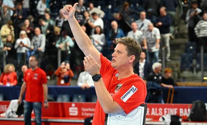 04 10 2025 Handball 1 Bundesliga DAIKIN HBL Season 2025 2026 07 Matchday HC Erlangen Metropolregion Nuremberg HCE Füchse Berlin xwoxzix Nocolej Krickau Coach Füchse Berlin Thumbs up Thumbs up after the end of the match