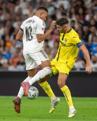 REAL MADRID CF v VILLARREAL CF. LA LIGA 2025 2026. ROUND 8. Real Madrid CF™s Kylian Mbappe (l) and Villarreal CF s Santi Comesana during La Liga match. October 4, 2025. (ALTERPHOTOS Jorge Ropero)  Copyright: xJorgexRoperox