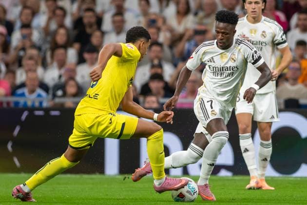 REAL MADRID CF v VILLARREAL CF. LA LIGA 2025 2026. ROUND 8. Real Madrid CF™s Vinicius Junior (r) and Villarreal CF s Santiago Mourino during La Liga match. October 4, 2025. (ALTERPHOTOS Jorge Ropero)  Copyright: xJorgexRoperox