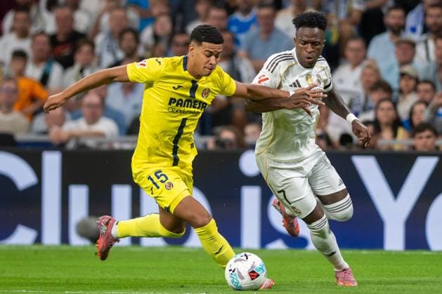 REAL MADRID CF v VILLARREAL CF. LA LIGA 2025 2026. ROUND 8. Real Madrid CF™s Vinicius Junior (r) and Villarreal CF s Santiago Mourino during La Liga match. October 4, 2025. (ALTERPHOTOS Jorge Ropero)  Copyright: xJorgexRoperox