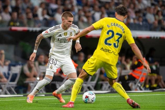 REAL MADRID CF v VILLARREAL CF. LA LIGA 2025 2026. ROUND 8. Real Madrid CF™s Franco Mastantuono (l) and Villarreal CF s Sergi Cardona during La Liga match. October 4, 2025. (ALTERPHOTOS Jorge Ropero)  Copyright: xJorgexRoperox