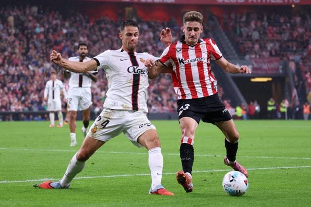 Athletic Club Bilbao v Mallorca - La Liga BILBAO, SPAIN - OCTOBER 4: Robert Navarro Munoz (R) of Athletic Club Bilbao in action against Martin Valjent (L) of Mallorca during La Liga week 8 football match between Athletic Club Bilbao and Mallorca at San Mames Stadium in Bilbao, Spain on October 4, 2025. Pablo Garcia Anadolu Bilbao Spain. Editorial use only. Please get in touch for any other usage.  Copyright: x2025xAnadoluxPabloxGarciax