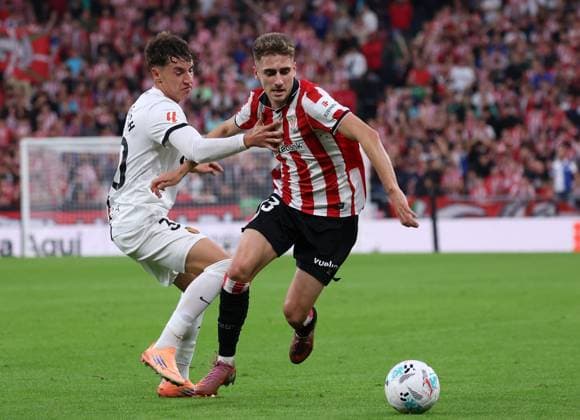 Athletic Club Bilbao v Mallorca - La Liga BILBAO, SPAIN - OCTOBER 4: Robert Navarro Munoz (R) of Athletic Club Bilbao in action against Marc Domenech (L) of Mallorca during La Liga week 8 football match between Athletic Club Bilbao and Mallorca at San Mames Stadium in Bilbao, Spain on October 4, 2025. Pablo Garcia Anadolu Bilbao Spain. Editorial use only. Please get in touch for any other usage.  Copyright: x2025xAnadoluxPabloxGarciax