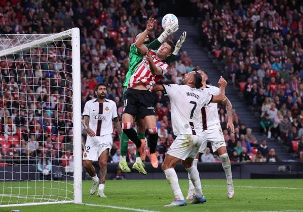Athletic Club Bilbao v Mallorca - La Liga BILBAO, SPAIN - OCTOBER 4: Gorka Guruzeta (C) of Athletic Club Bilbao in action against Leo Roman (2nd L) of Mallorca during La Liga week 8 football match between Athletic Club Bilbao and Mallorca at San Mames Stadium in Bilbao, Spain on October 4, 2025. Pablo Garcia Anadolu Bilbao Spain. Editorial use only. Please get in touch for any other usage.  Copyright: x2025xAnadoluxPabloxGarciax