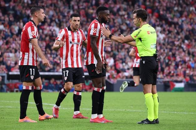 Athletic Club Bilbao v Mallorca - La Liga BILBAO, SPAIN - OCTOBER 4: Gorka Guruzeta (L) of Athletic Club Bilbao objects to the referee Alejandro Quintero Gonzalez (R) during La Liga week 8 football match between Athletic Club Bilbao and Mallorca at San Mames Stadium in Bilbao, Spain on October 4, 2025. Pablo Garcia Anadolu Bilbao Spain. Editorial use only. Please get in touch for any other usage.  Copyright: x2025xAnadoluxPabloxGarciax