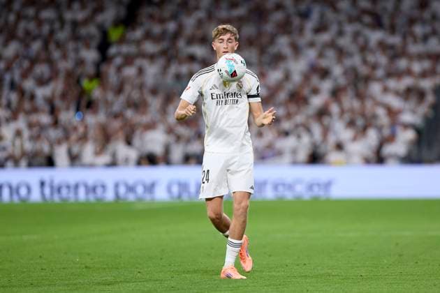 October 4, 2025, Madrid, Madrid, Spain: Dean Huijsen of Real Madrid CF during La Liga football match between Real Madrid CF v Villareal CF at Santiago Bernabeu Stadium in Madrid, Spain, October 4, 2025 Madrid Spain - ZUMAa206 20251004_zsp_a206_042 Copyright: xRubenxAlbarranx