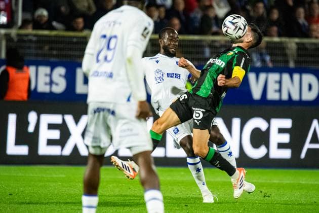 FOOTBALL : AJ Auxerre vs RC Lens - Ligue 1 - JournÃ e 7 - 04 10 2025 Elisha Owusu (AJ Auxerre) Adrien Thomasson (RC Lens) AuxerreFrance  Copyright: xBaptistexAutissierx