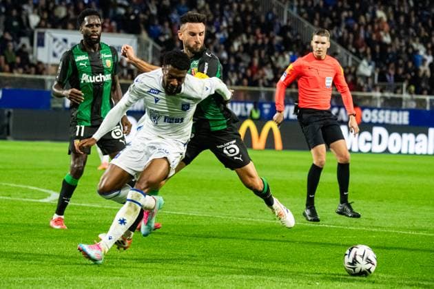 FOOTBALL : AJ Auxerre vs RC Lens - Ligue 1 - JournÃ e 7 - 04 10 2025 Adrien Thomasson (RC Lens) JosuÃ Casimir (AJ Auxerre) AuxerreFrance  Copyright: xBaptistexAutissierx