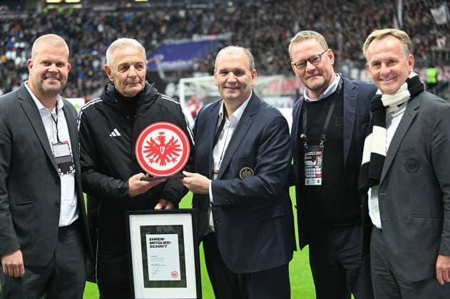 04 10 2025 xhpx Frankfurt am Main, Deutsche Bank Park Bundesliga Season 2025 2026 Eintracht Frankfurt FC Bayern Munich Executive Committee Member Moritz Theimann Eintracht Frankfurt Legend Karl Heinz Charly Körbel receives honorary membership Eintracht Frankfurt President Mathias Beck Board Member Philipp Reschke Armin Kraaz Amateur , Youth and Senior Sports DFL DFB REGULATIONS PROHIBIT ANY USE OF PHOTOGRAPHS AS IMAGE SEQUENCES AND OR QUASI VIDEO
