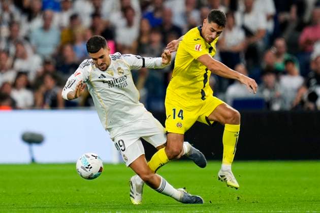 ESP: Real Madrid CF - Villarreal CF. La Liga EA Sports. Date 8 Dani Ceballos of Real Madrid CF and Santi Comesana of Villarreal CF during the La Liga EA Sports match between Real Madrid CF and Villarreal CF played at Santiago Bernabeu Stadium on October 04, 2025 in Madrid. kpng Copyright: xCesarxCebollax xPRESSINx PS_2501004_RMA_VIL_2526_005
