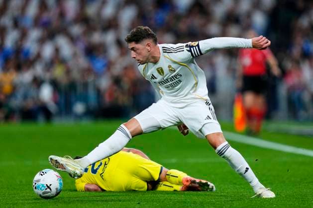 ESP: Real Madrid CF - Villarreal CF. La Liga EA Sports. Date 8 Federico Valverde of Real Madrid CF and Alberto Moleiro of Villarreal CF during the La Liga EA Sports match between Real Madrid CF and Villarreal CF played at Santiago Bernabeu Stadium on October 04, 2025 in Madrid. kpng Copyright: xCesarxCebollax xPRESSINx PS_2501004_RMA_VIL_2526_019