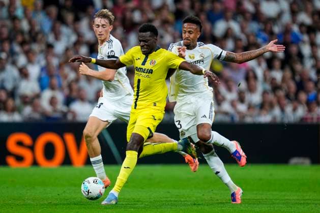 ESP: Real Madrid CF - Villarreal CF. La Liga EA Sports. Date 8 Tani Oluwaseyi of Villarreal CF and Eder Militao and Dean Huijsen of Real Madrid CF during the La Liga EA Sports match between Real Madrid CF and Villarreal CF played at Santiago Bernabeu Stadium on October 04, 2025 in Madrid. kpng Copyright: xCesarxCebollax xPRESSINx PS_2501004_RMA_VIL_2526_030